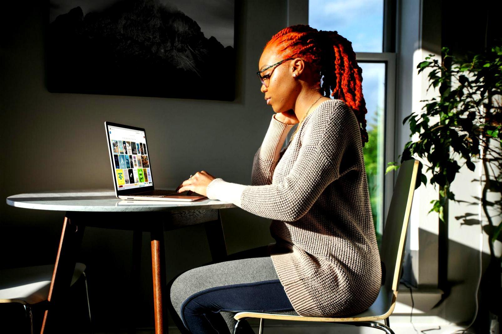 Análisis detallado de datos financieros empresariales en pantalla