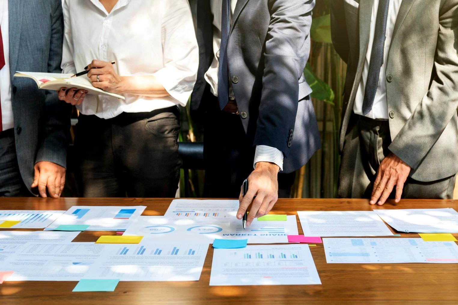 Análisis de ratios financieros en pantalla de computadora