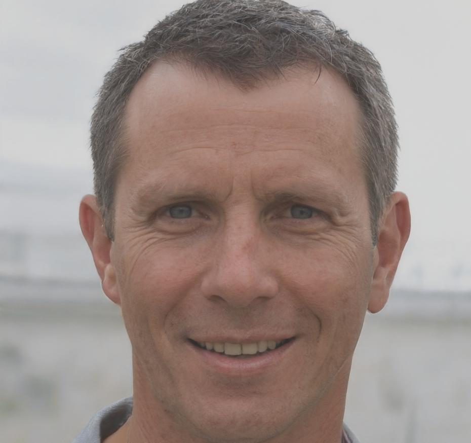 Instructor explicando conceptos financieros