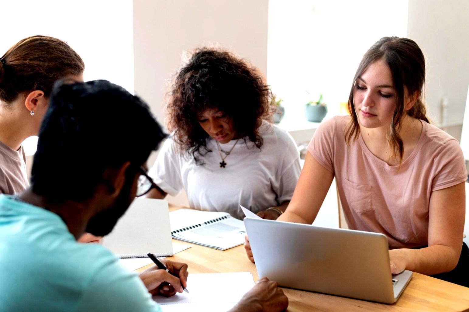 Revisión de flujos de efectivo mensuales para detectar inconsistencias