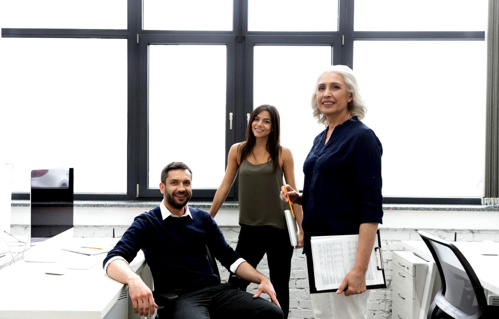 Sesión de análisis de datos con clientes en oficina de Rosario