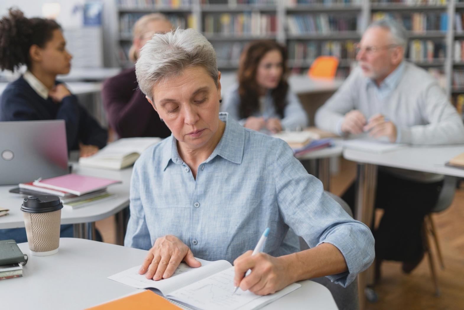 Revisión de estrategias financieras en reunión con empresa local